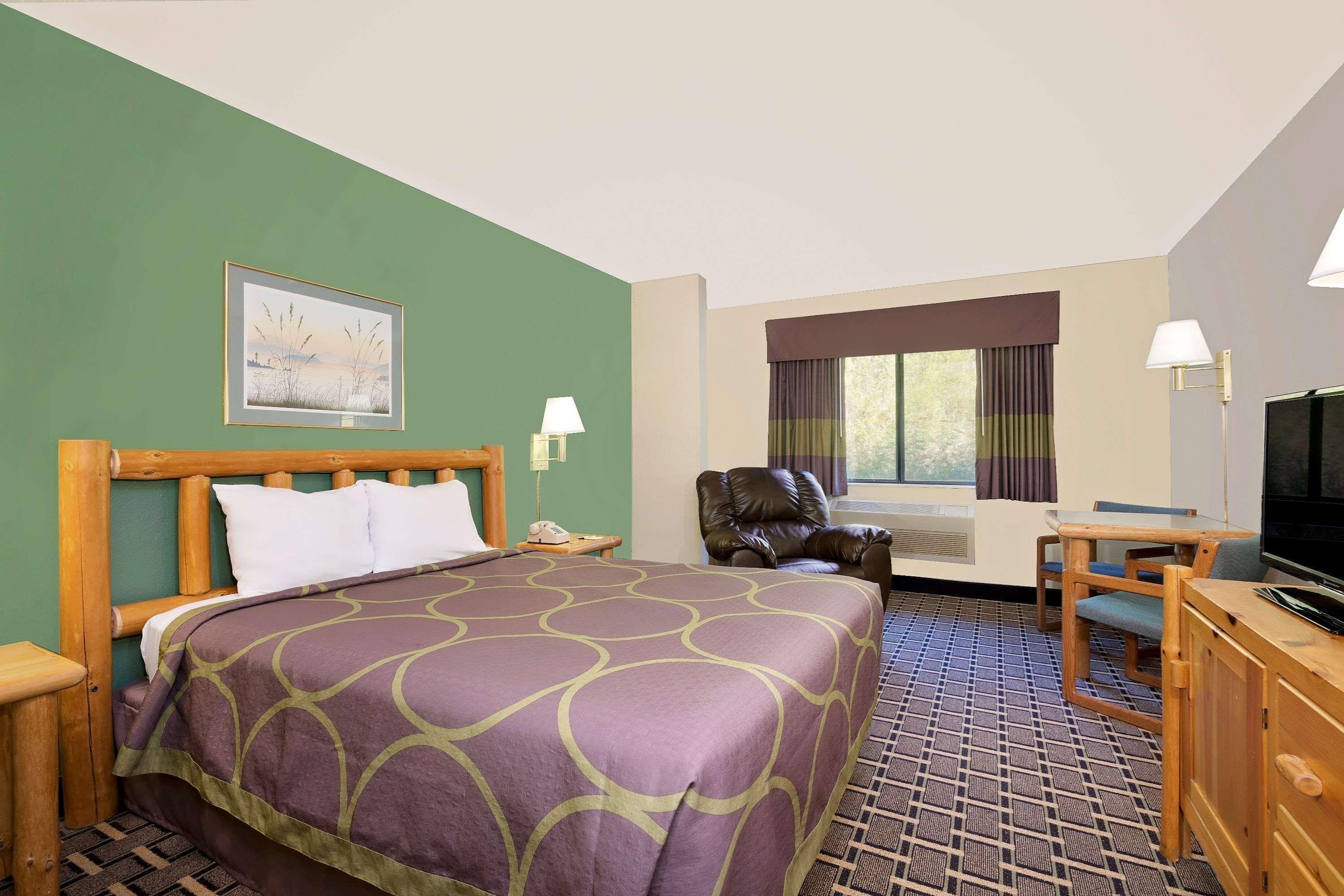 Super 8 By Wyndham Cloquet Hotel Exterior photo