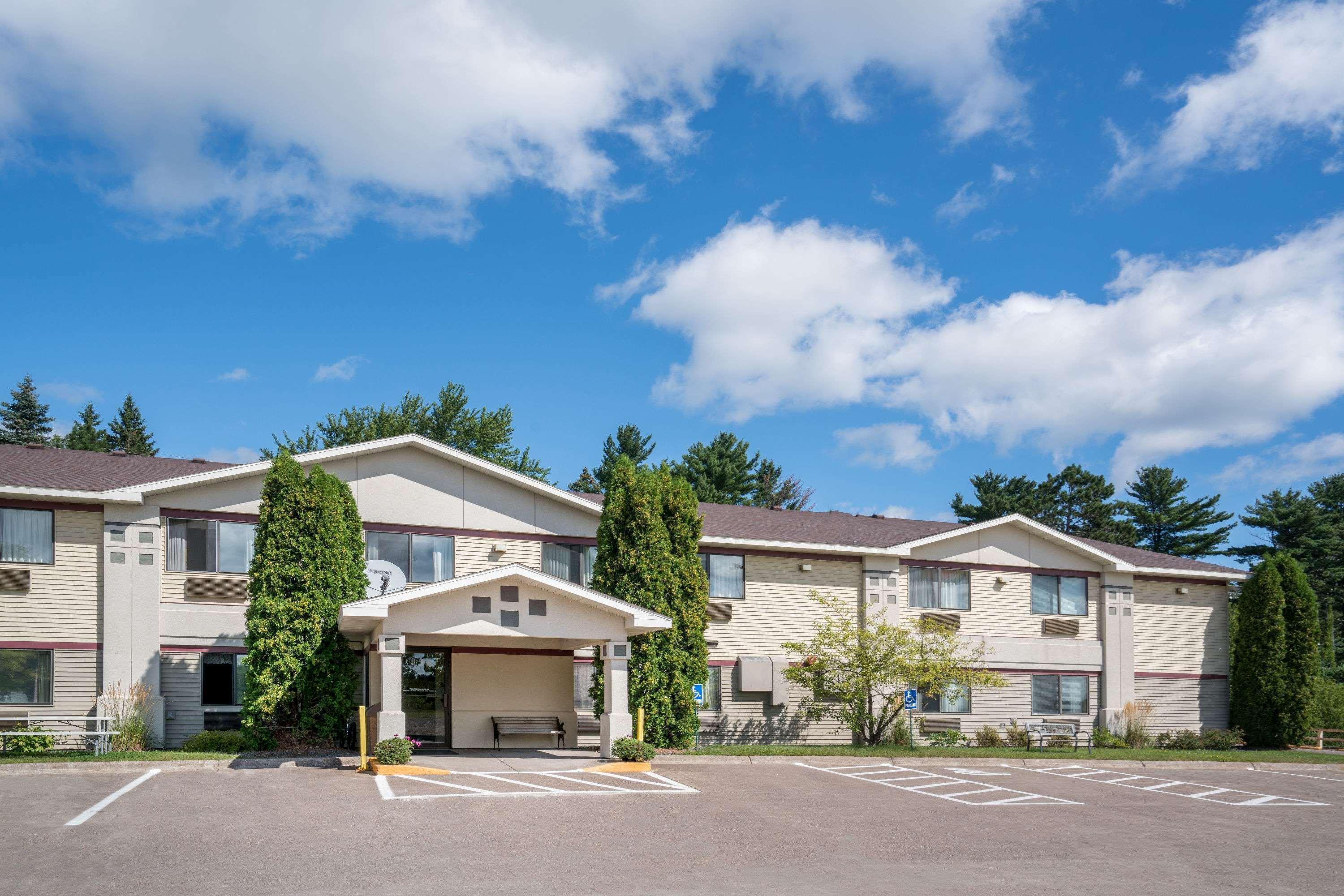 Super 8 By Wyndham Cloquet Hotel Exterior photo