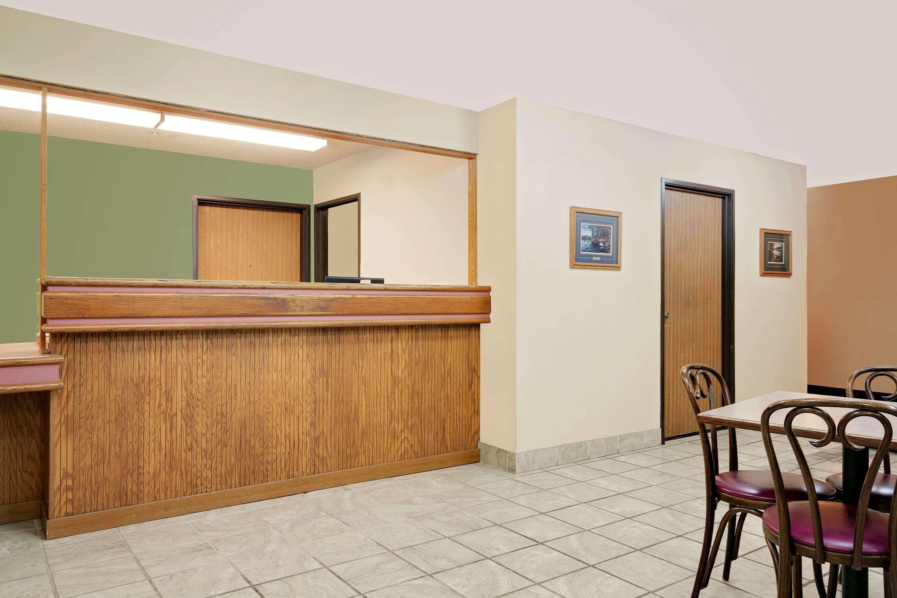 Super 8 By Wyndham Cloquet Hotel Exterior photo
